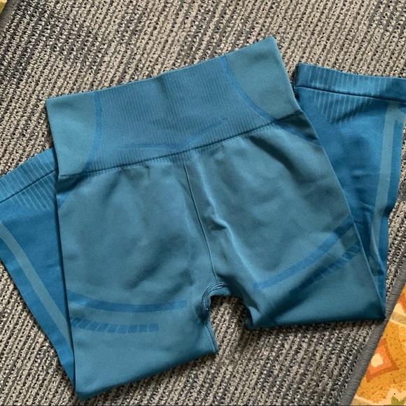 Gymshark ‘Geo’ Seamless Cropped Legging (S) - teal - Picture 3 of 5